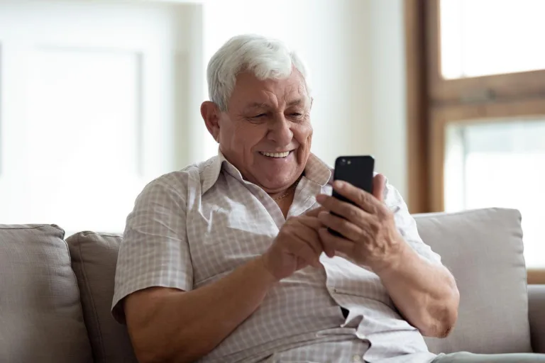 Mejores móviles para personas mayores (2026): 5 teléfonos fáciles con sonido alto y botones grandes