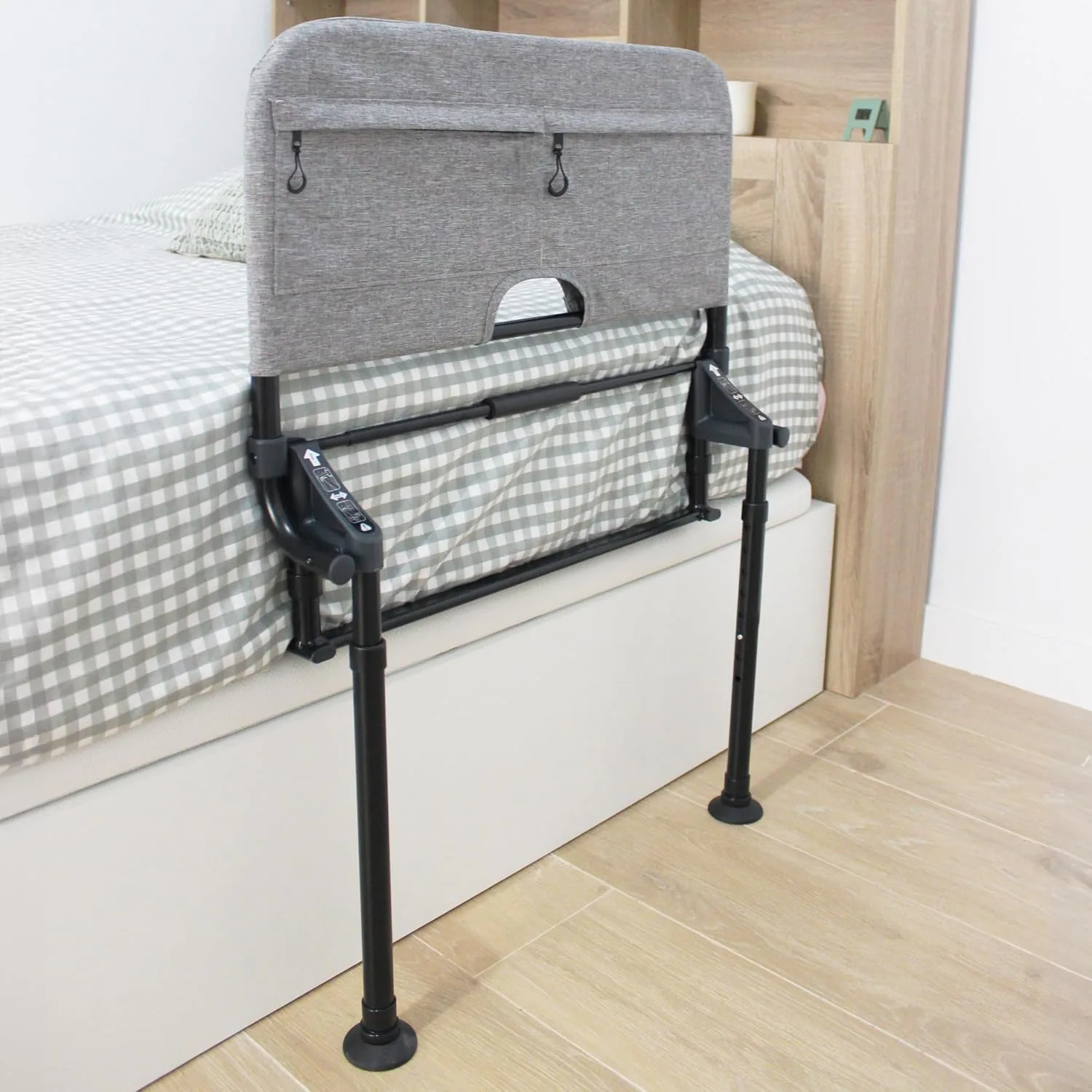 Mejores barandillas para cama para personas mayores (2026) 3 KMINA Pro barandilla abatible con patas para cama
