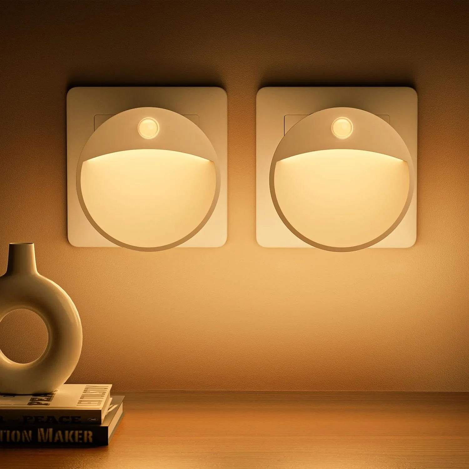 Mejores luces con sensor de movimiento para personas mayores (2026) 4 Yuinzin luz nocturna enchufable con sensor de movimiento y crepuscular